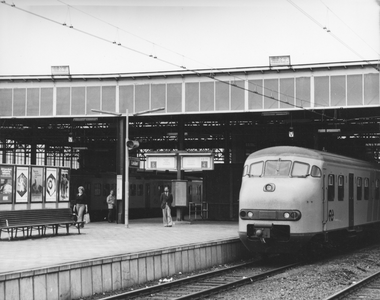 171403 Gezicht op het tweede perron van het N.S.-station Leiden te Leiden, met een electrisch treinstel mat. 1964 (plan V).